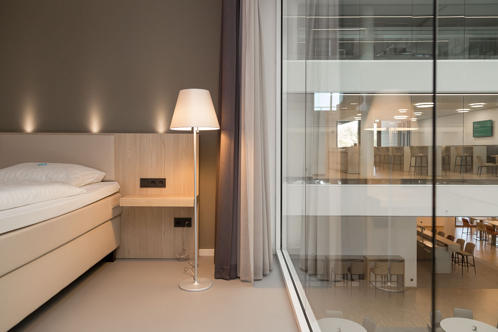 Einzelzimmer mit Sicht ins Atrium